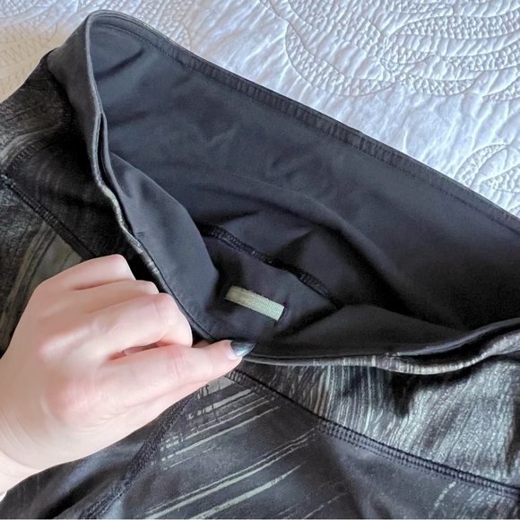 Lululemon - Fresh Mesh Run Crop - Wind Chill Fatigue Green Black - Picture 8 of 14